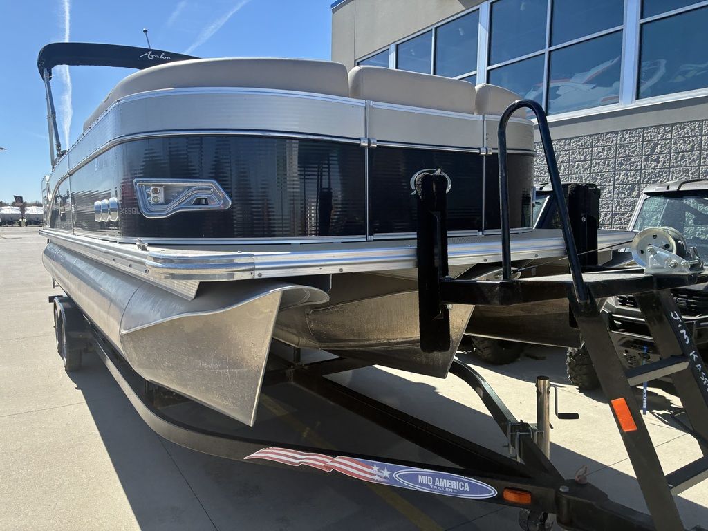 2014 Avalon C SERIES WIND JAMMER 24 - Image 3