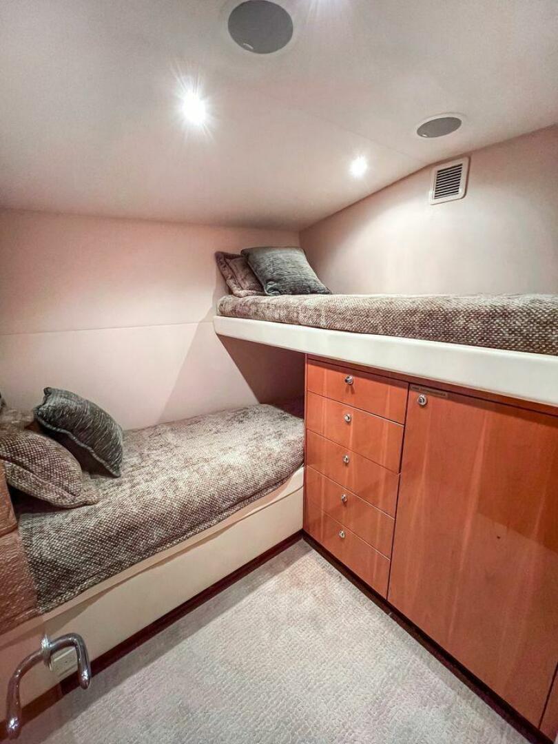 2007 Hatteras 68 Convertible - Image 11