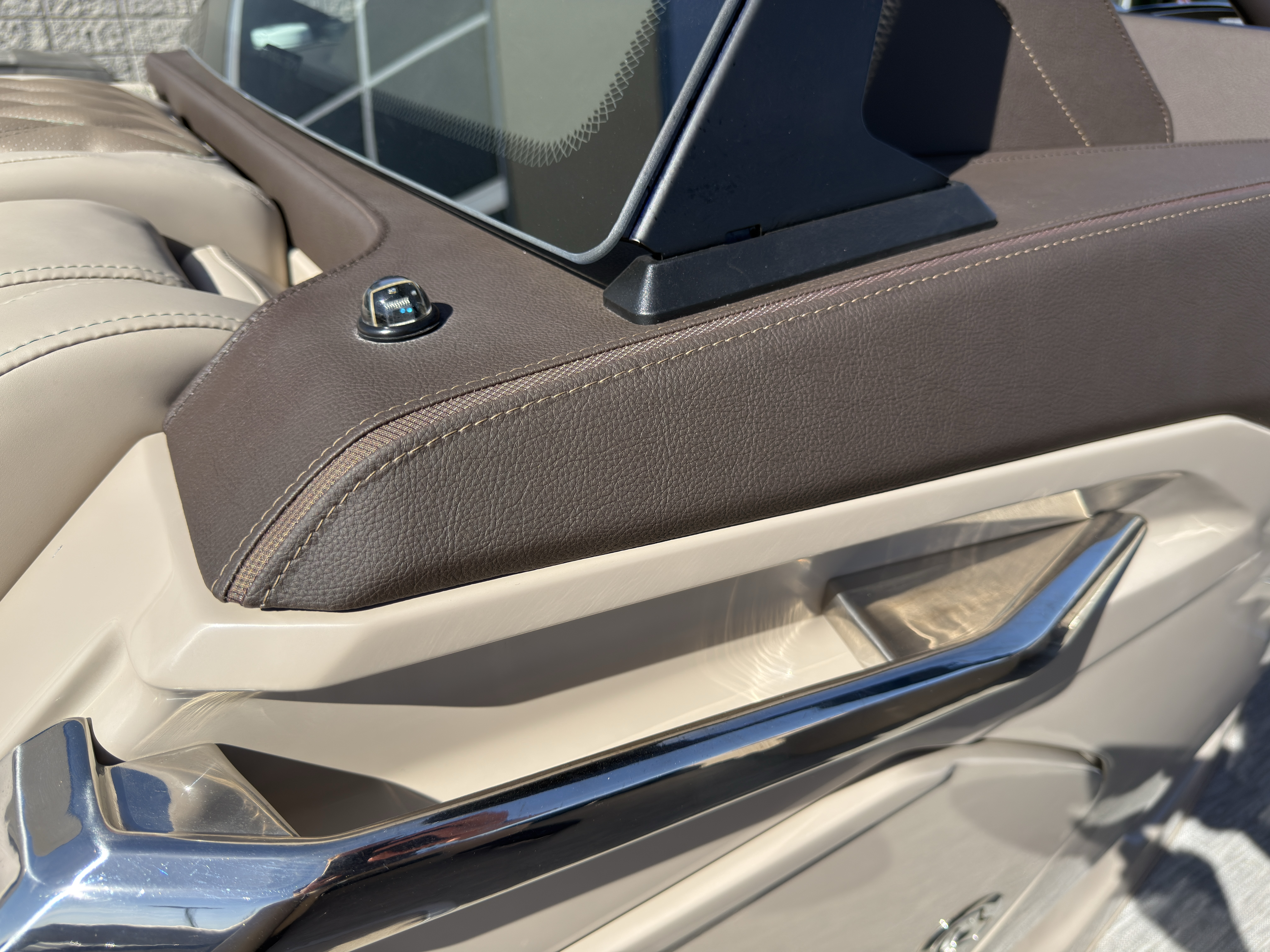 2026 Bennington 25QXSBA 425HP V10 Tritoon Pontoon - Image 38