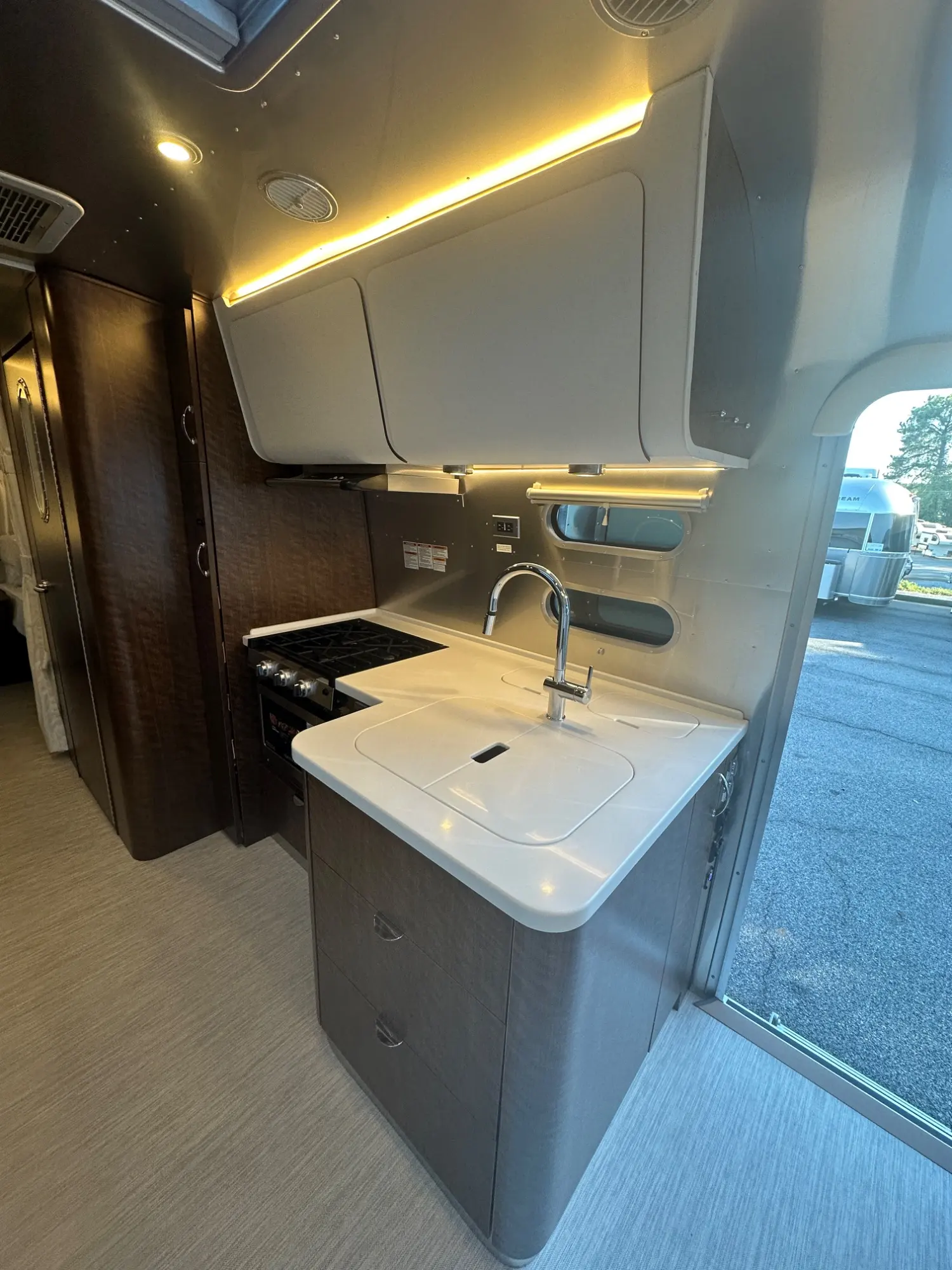 2027 Airstream Globetrotter 25FBT - Image 8