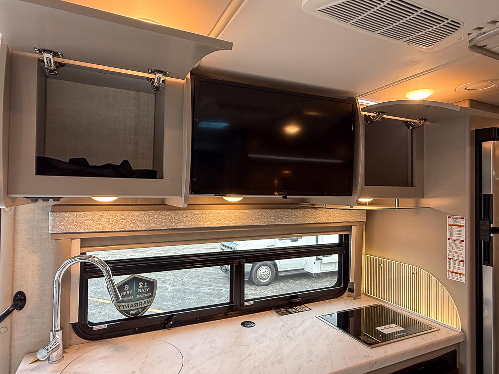 2025 THOR MOTORCOACH 24FB - Image 43