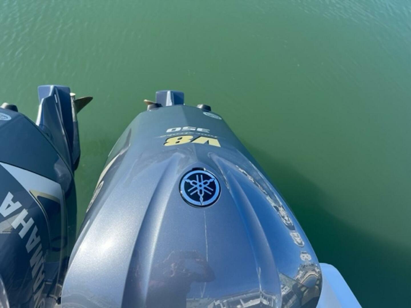 2008 Spectre 34 Center Console - Image 15