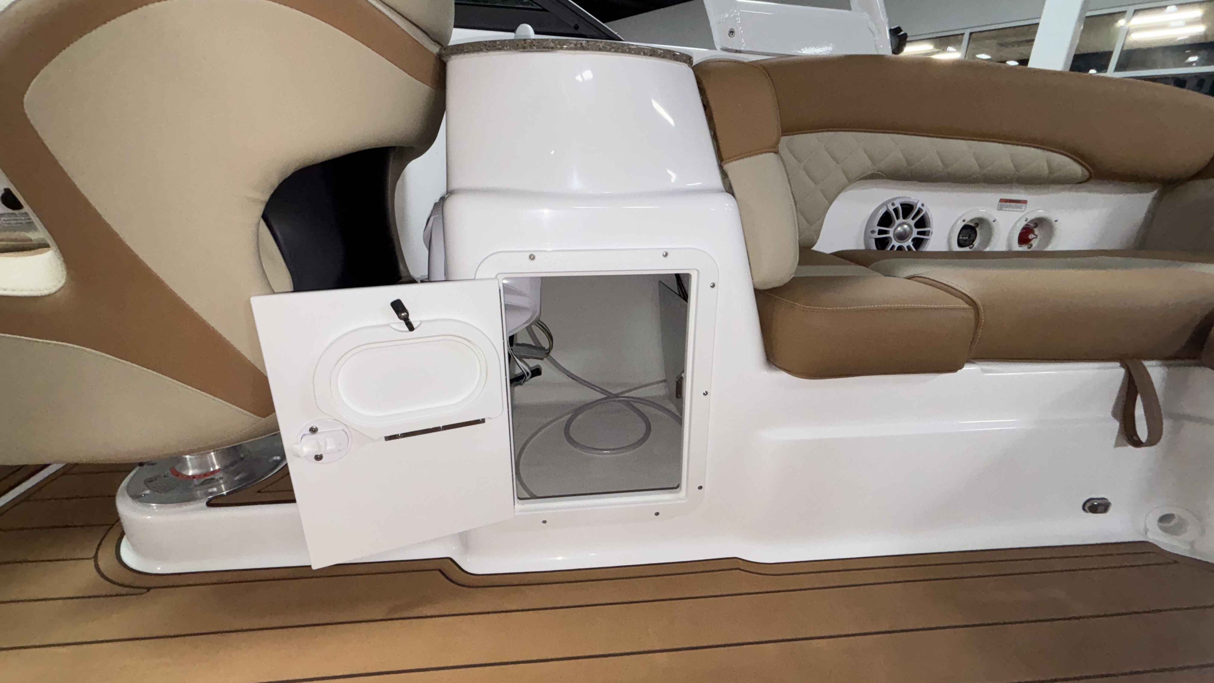 2025 Nauticstar 243DC Deck - Image 10