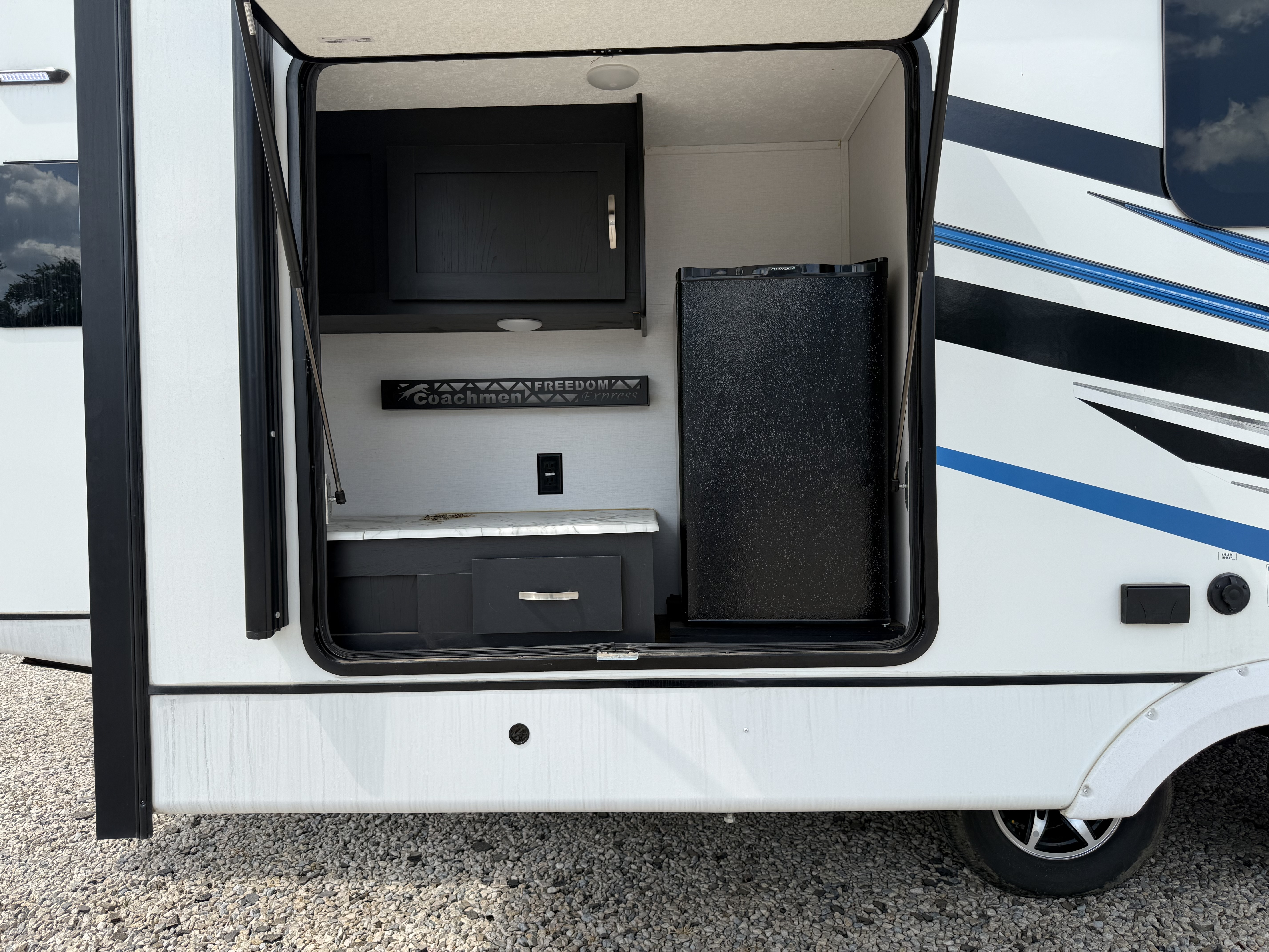 2022 Coachmen Freedom Express Liberty Edition 324RLDSLE - Image 9