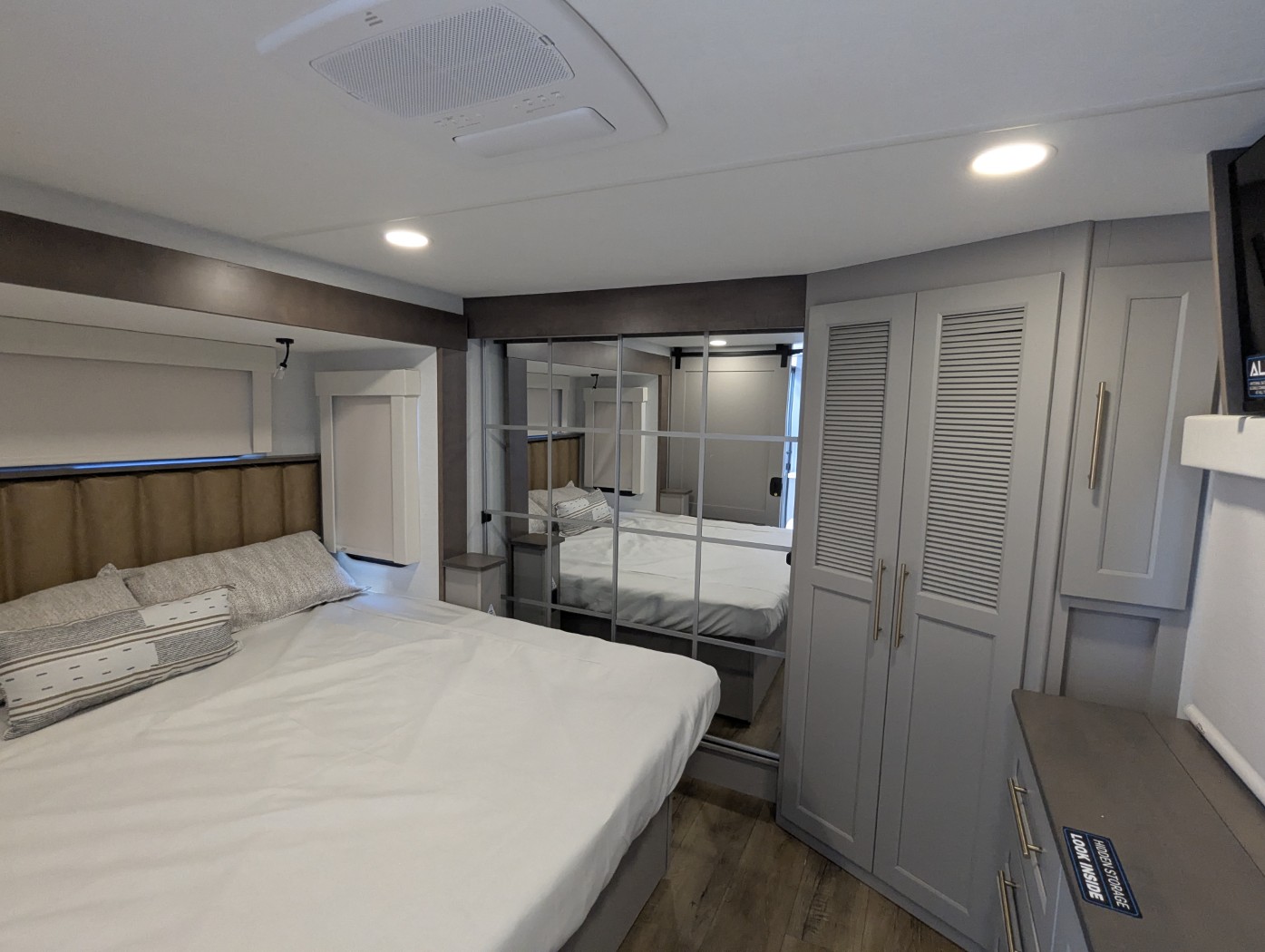 2026 Alliance RV Paradigm 395DS - Image 9