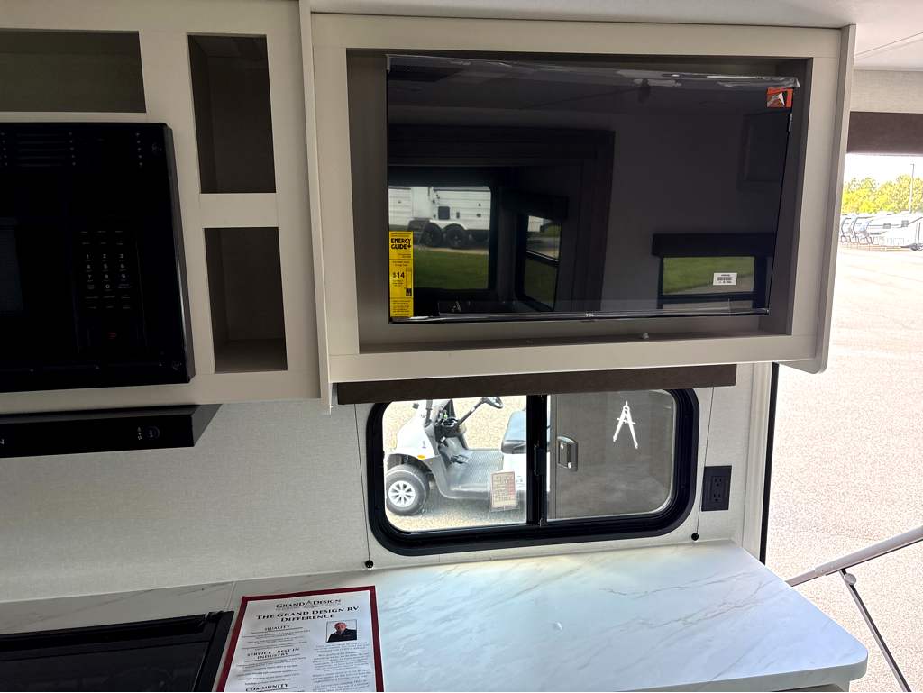 2027 GRAND DESIGN TRANSCEND 245RLT - Image 25