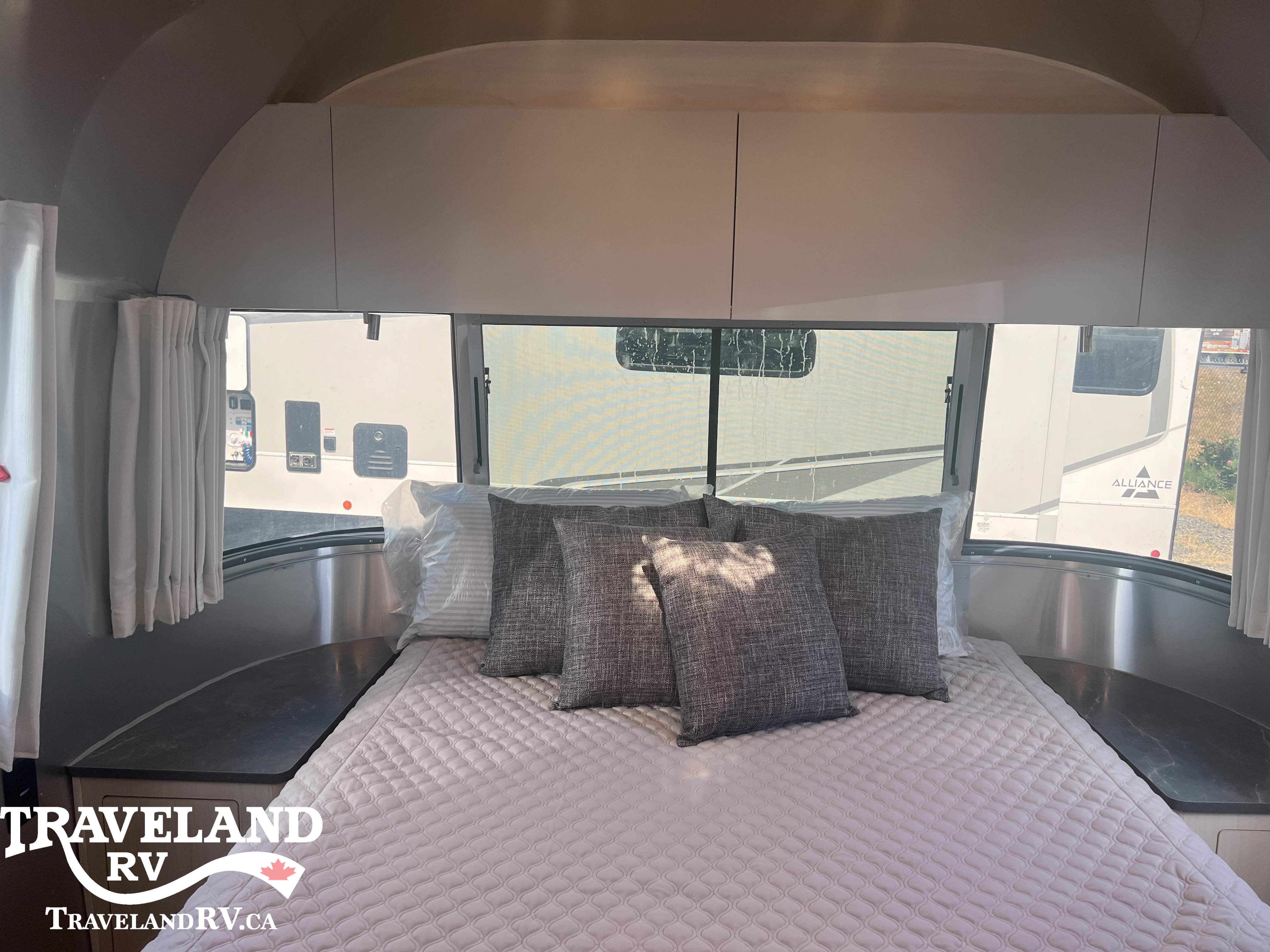 2026 Airstream Flying Cloud 27FB - Image 25