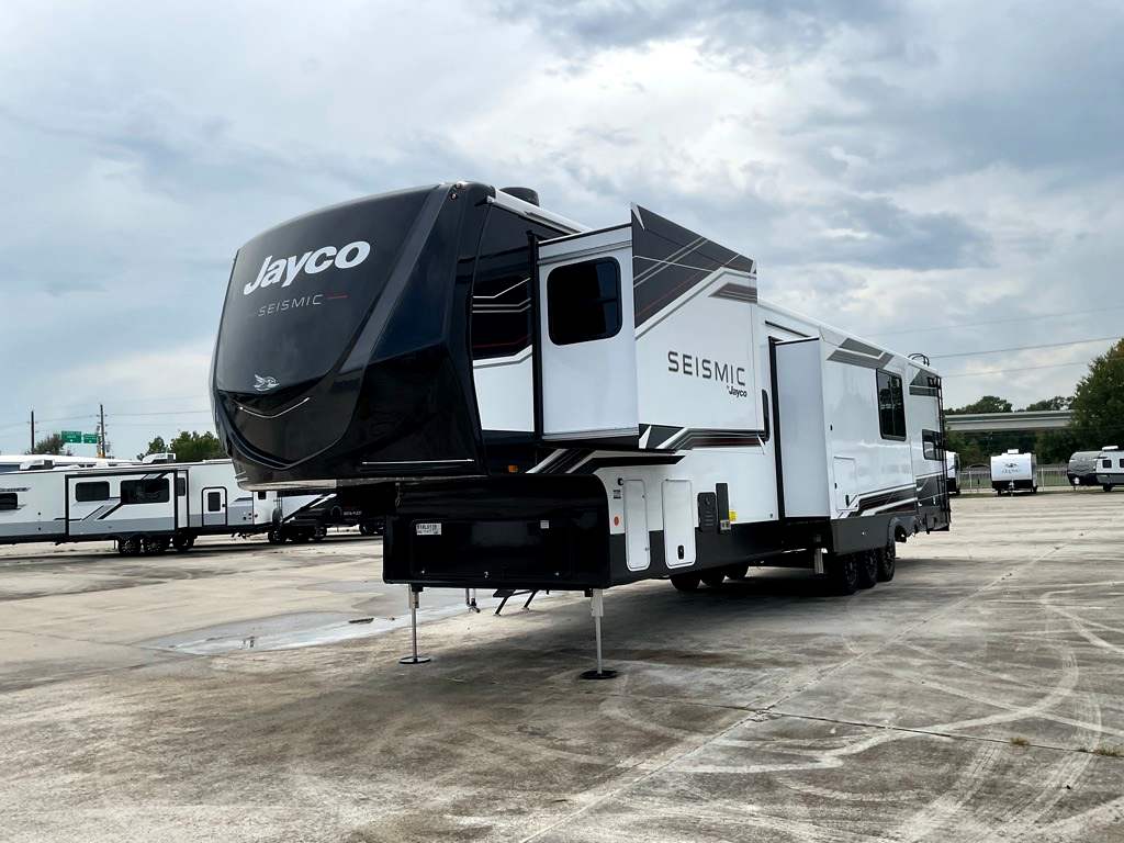 2026 JAYCO SEISMIC 395 - Image 4