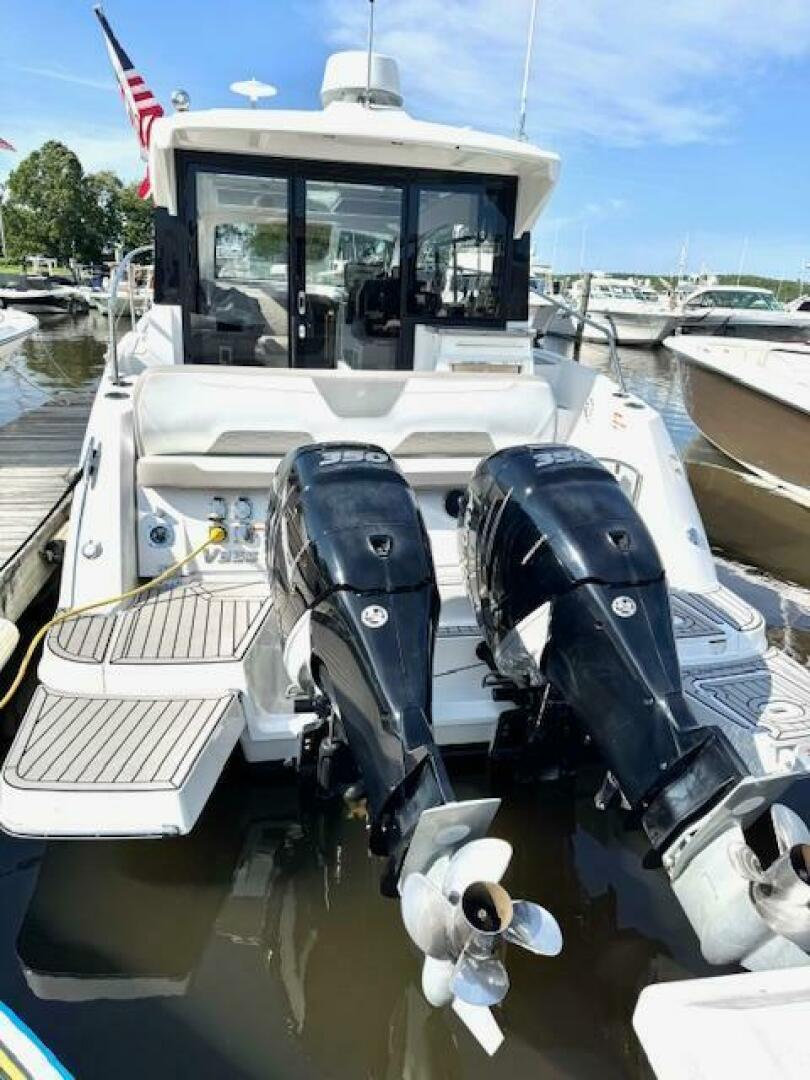 2020 Four Winns Vista 355 Coupe OB - Image 5