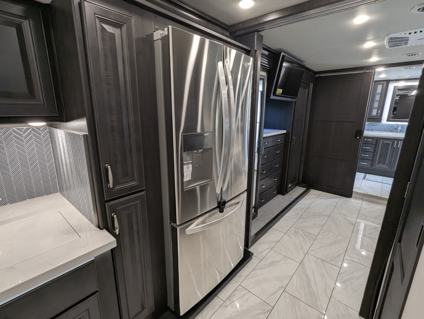 2026 Fleetwood Discovery 38W - Image 23