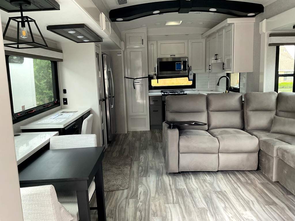 2025 JAYCO PINNACLE 38 FBRK - Image 4