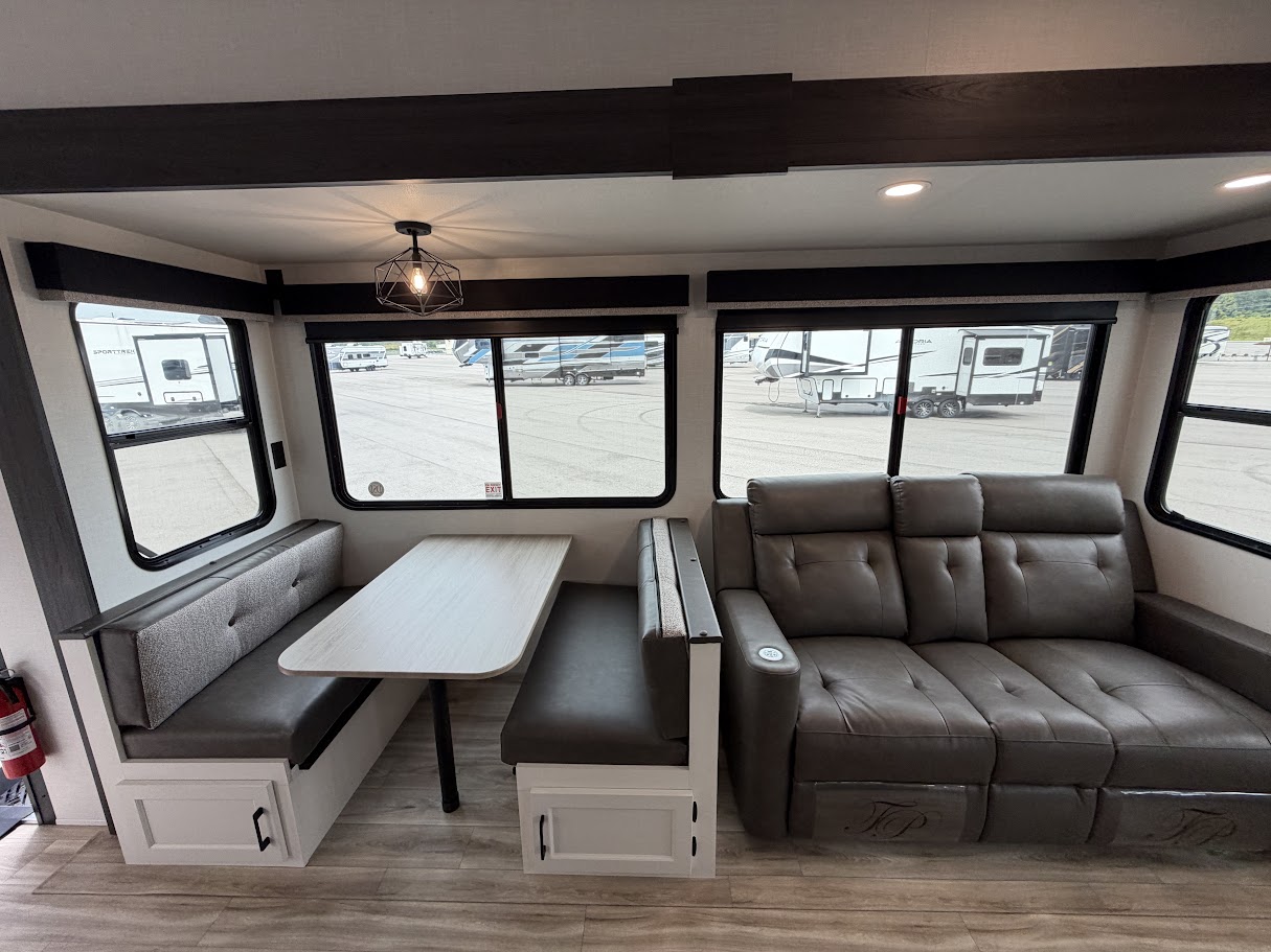 2027 VENTURE RV SPORTTREK 303VIK - Image 10