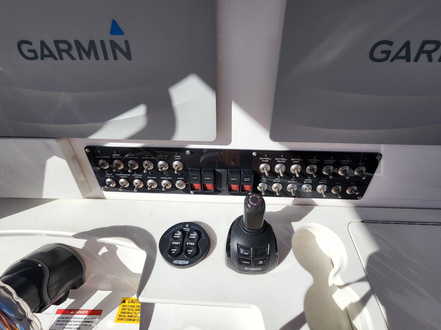 2019 Everglades 355 CC - Image 5