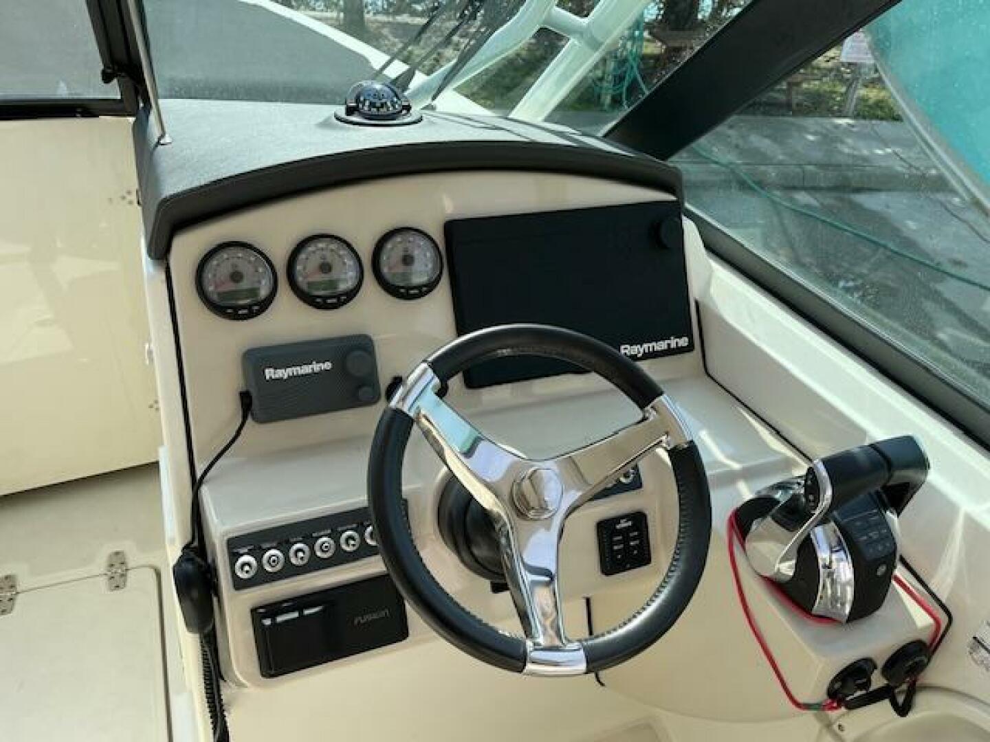 2018 Boston Whaler 270 Vantage - Image 25