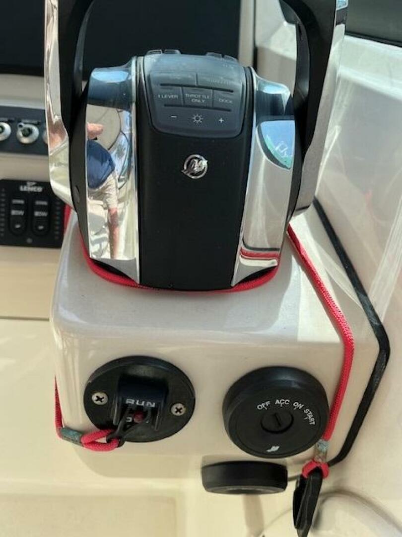 2018 Boston Whaler 270 Vantage - Image 11
