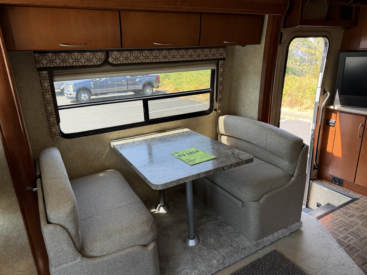 2010 Thor Motor Coach Serrano 31V - Image 7