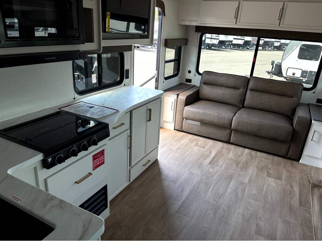 2027 GRAND DESIGN TRANSCEND 245RLT - Image 22