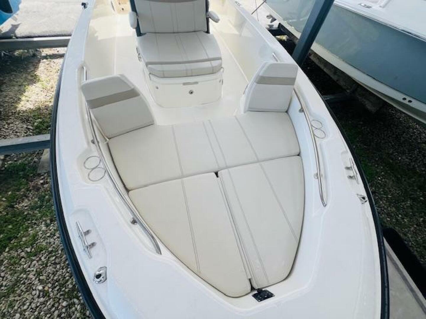 2023 Boston Whaler 250 DAUNTLESS Base - Image 8