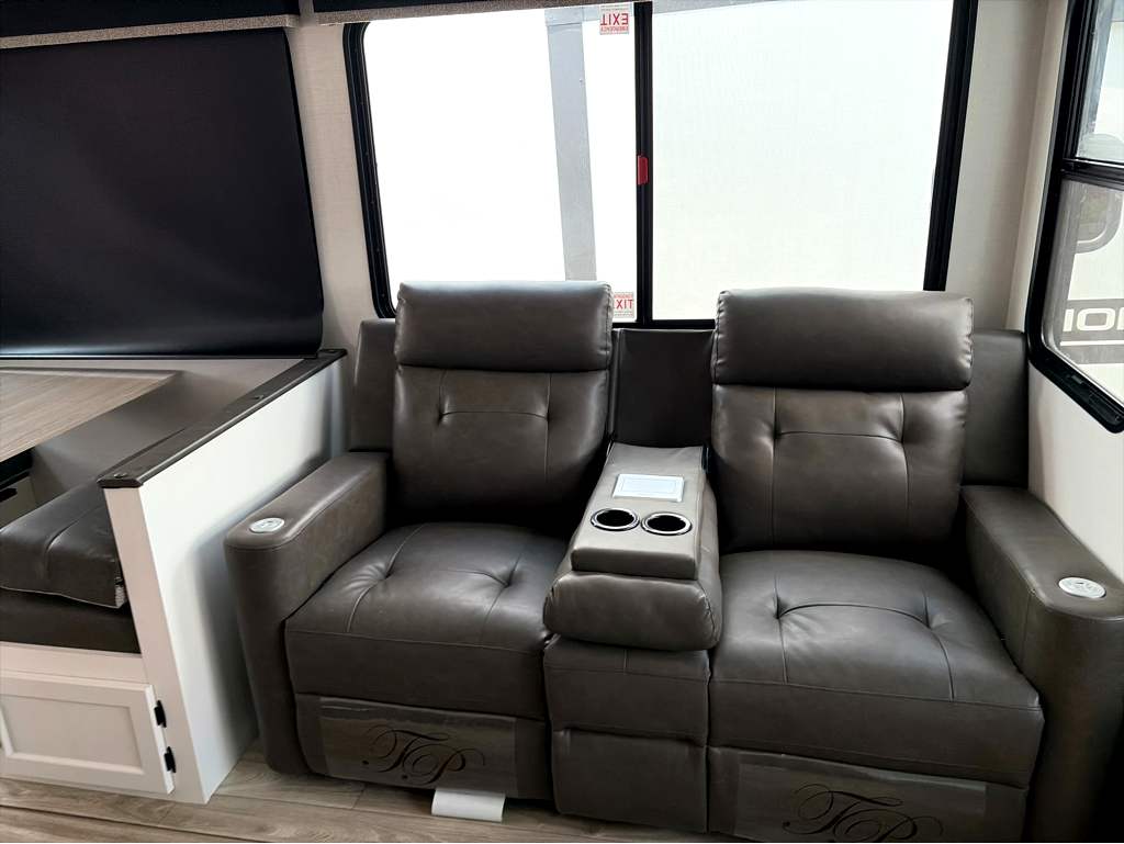 2027 VENTURE RV SPORTTREK 303VIK - Image 9