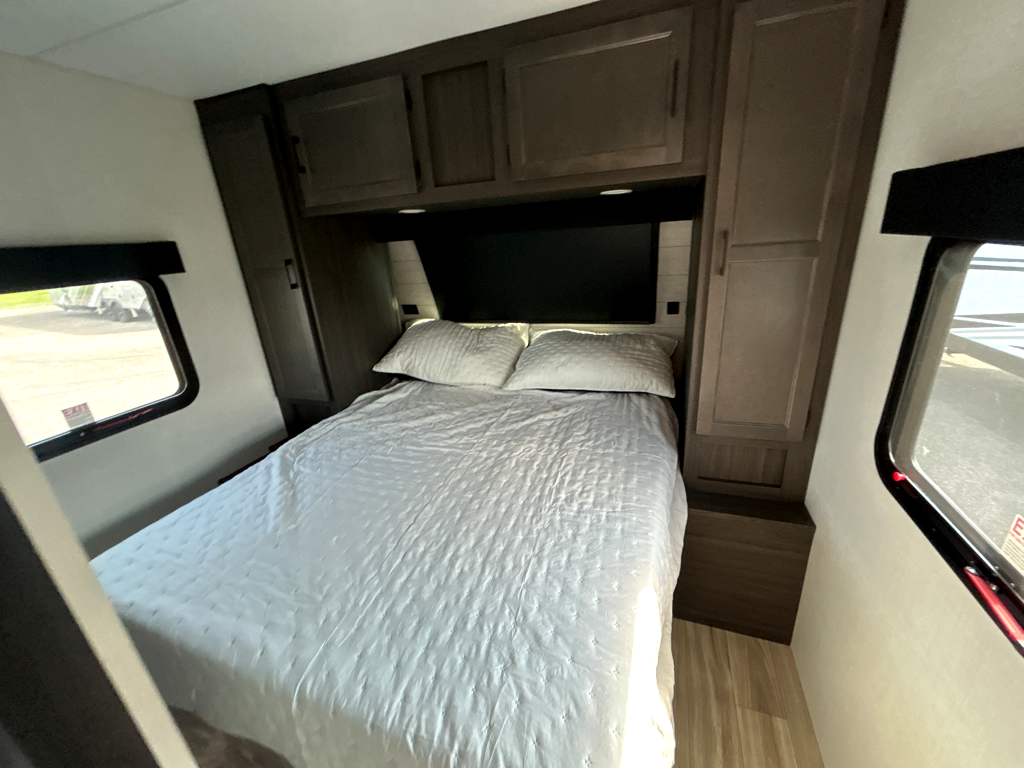 2026 VENTURE RV SPORTTREK 327VIK - Image 16