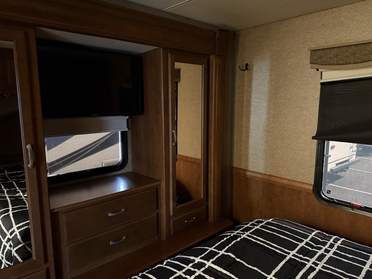 2014 Thor Motor Coach Challenger 37GT - Image 15