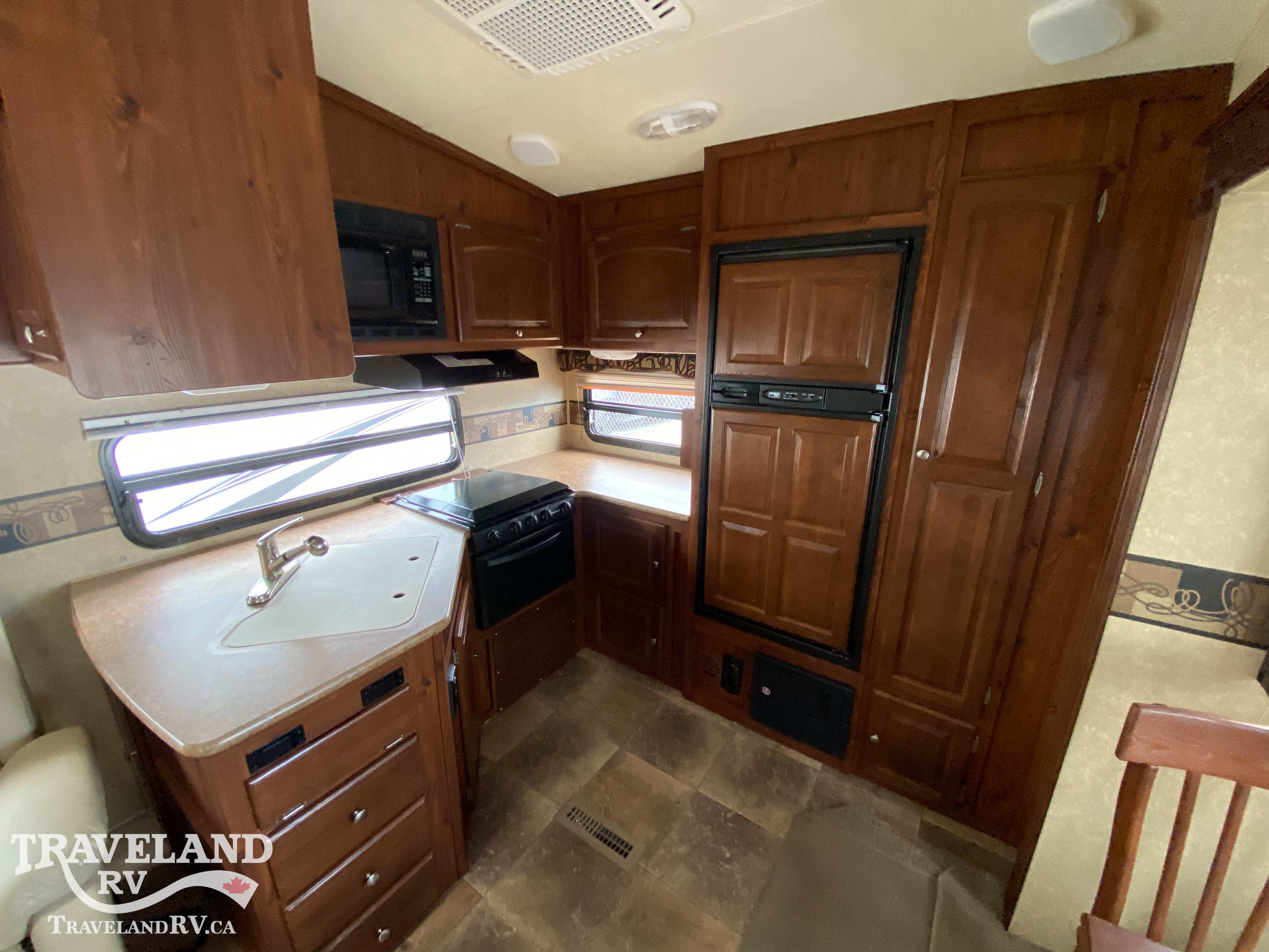 2012 Forest River Rockwood Signature Ultra Lite 8280WS - Image 9