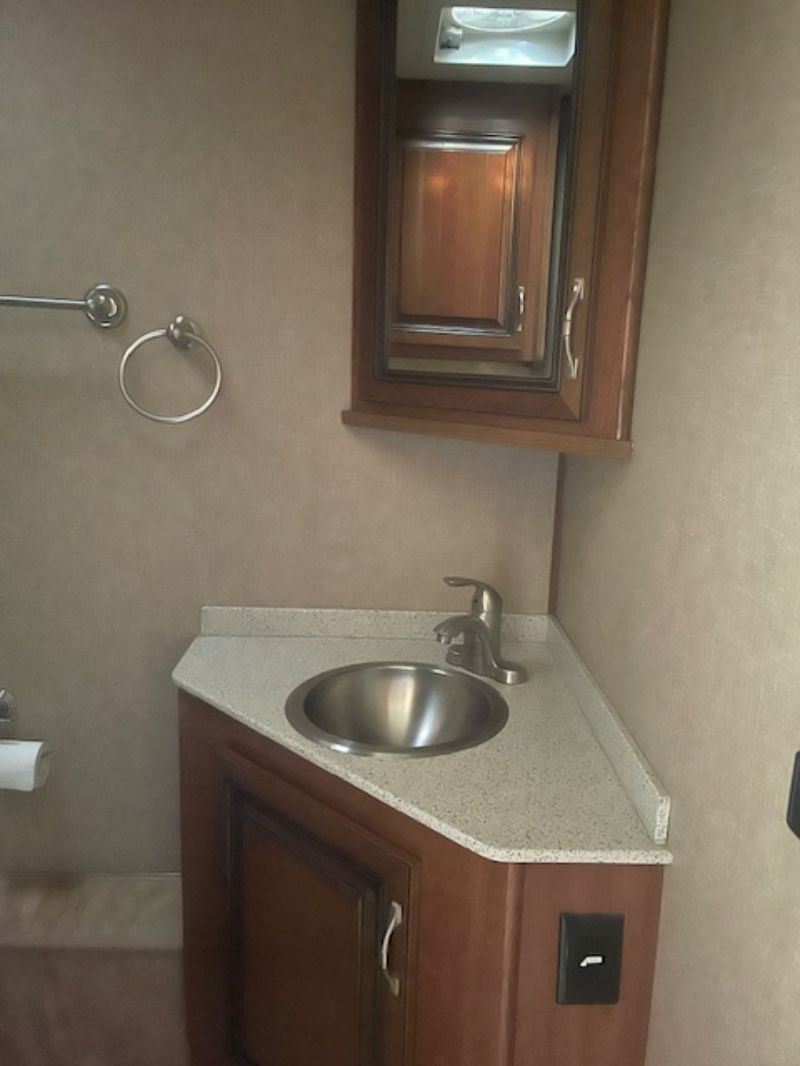 2017 Holiday Rambler Vacationer XE 34S - Image 13