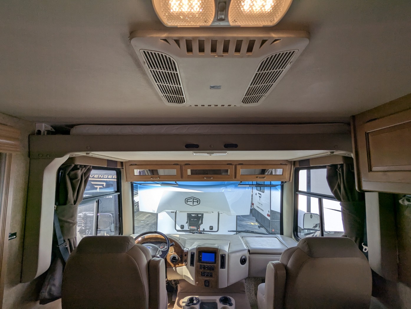 2016 Thor Motor Coach Hurricane 34J - Image 7