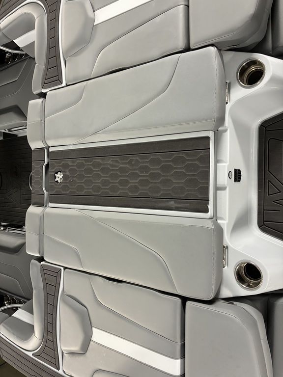 2026 MasterCraft XT24 - Image 16