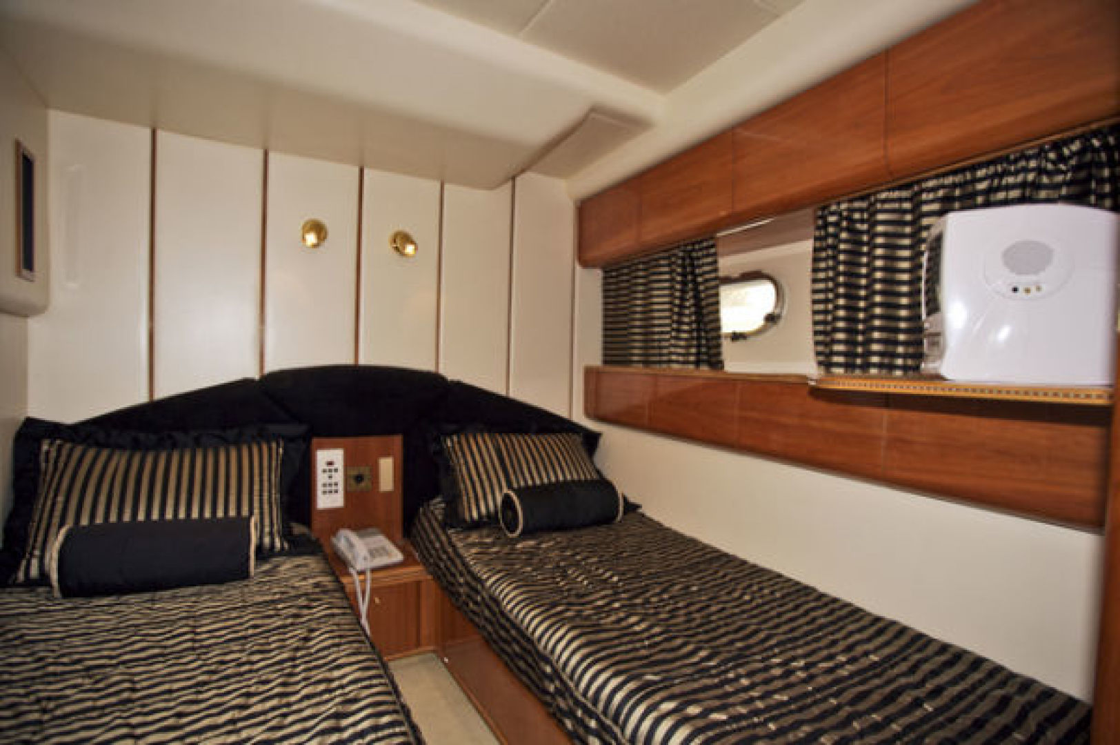 1999 Viking Sport Cruiser - Image 12