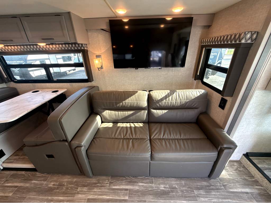 2022 Thor Motor Coach HURRICANE 34R - Image 14