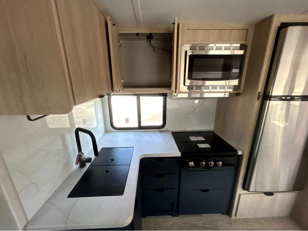2024 WINNEBAGO MINNIE 2801BHS - Image 23