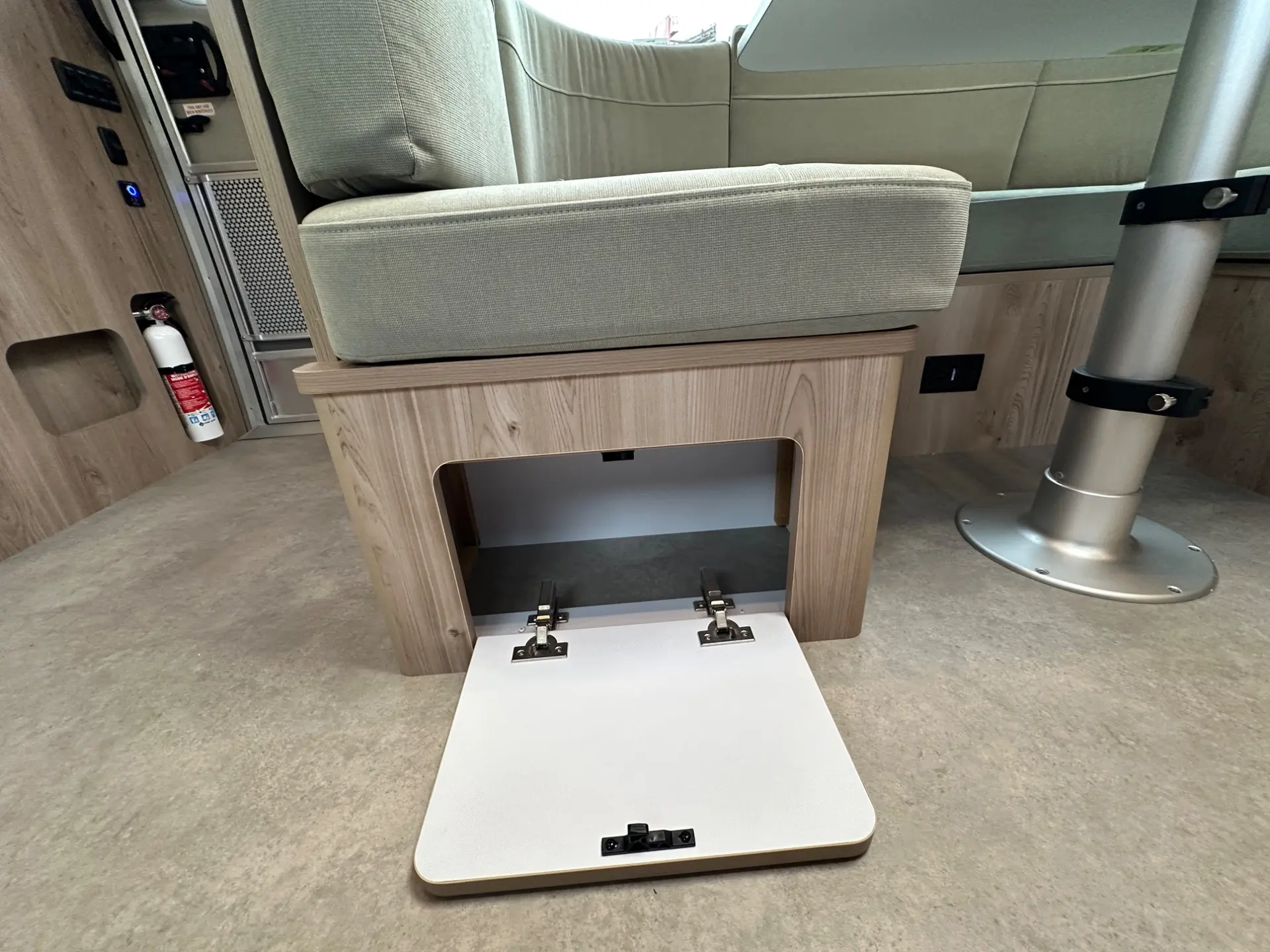 2027 Airstream Flying Cloud 30FB Bunk - Image 49