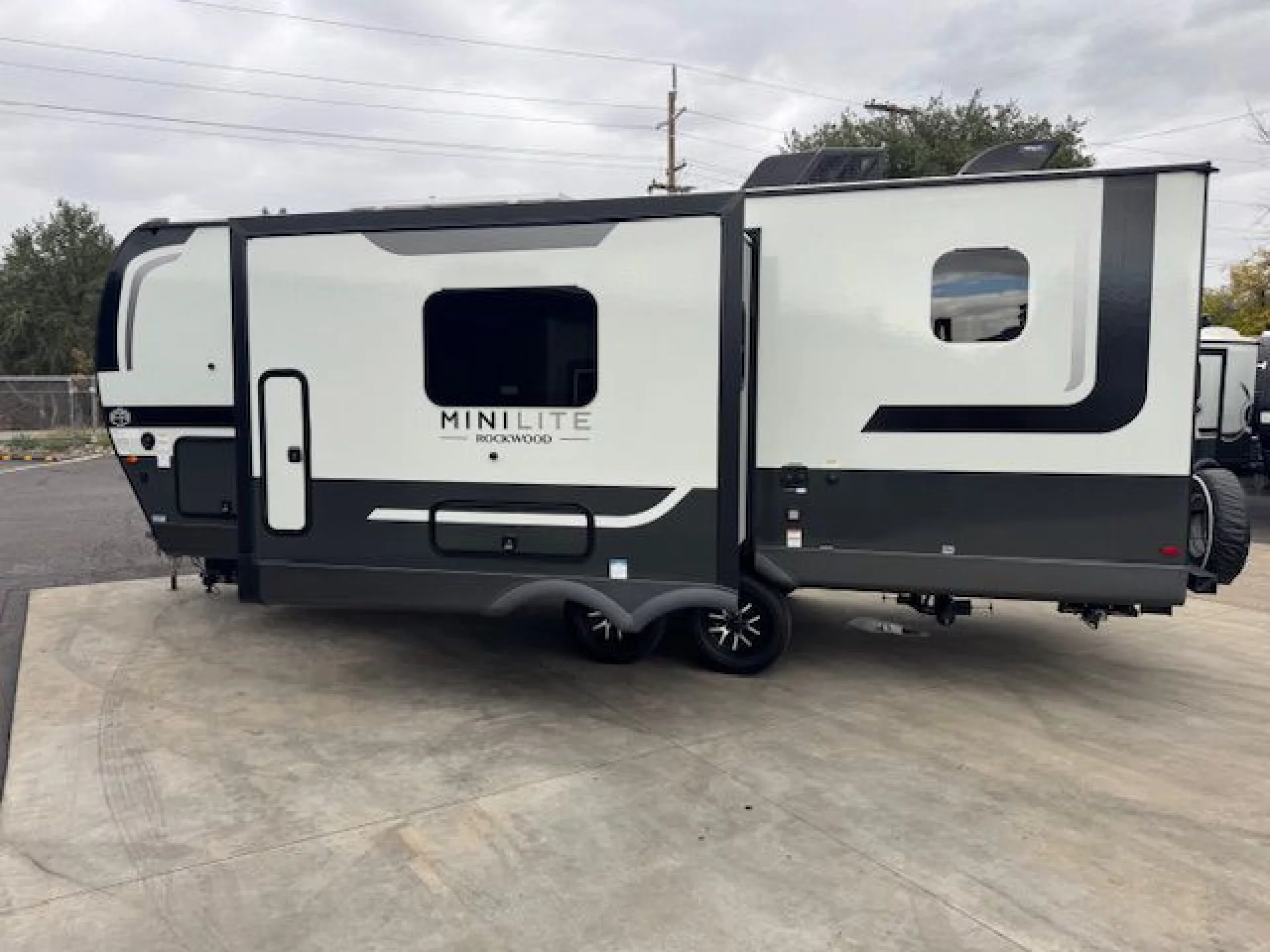 2026 FOREST RIVER ROCKWOOD MINI LITE 2509S - Image 5