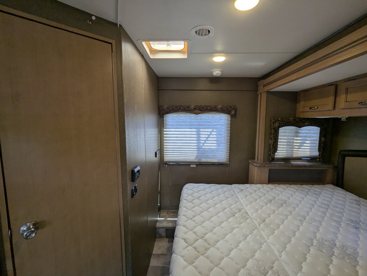 2017 Thor Motor Coach Four Winds 26B - Image 11