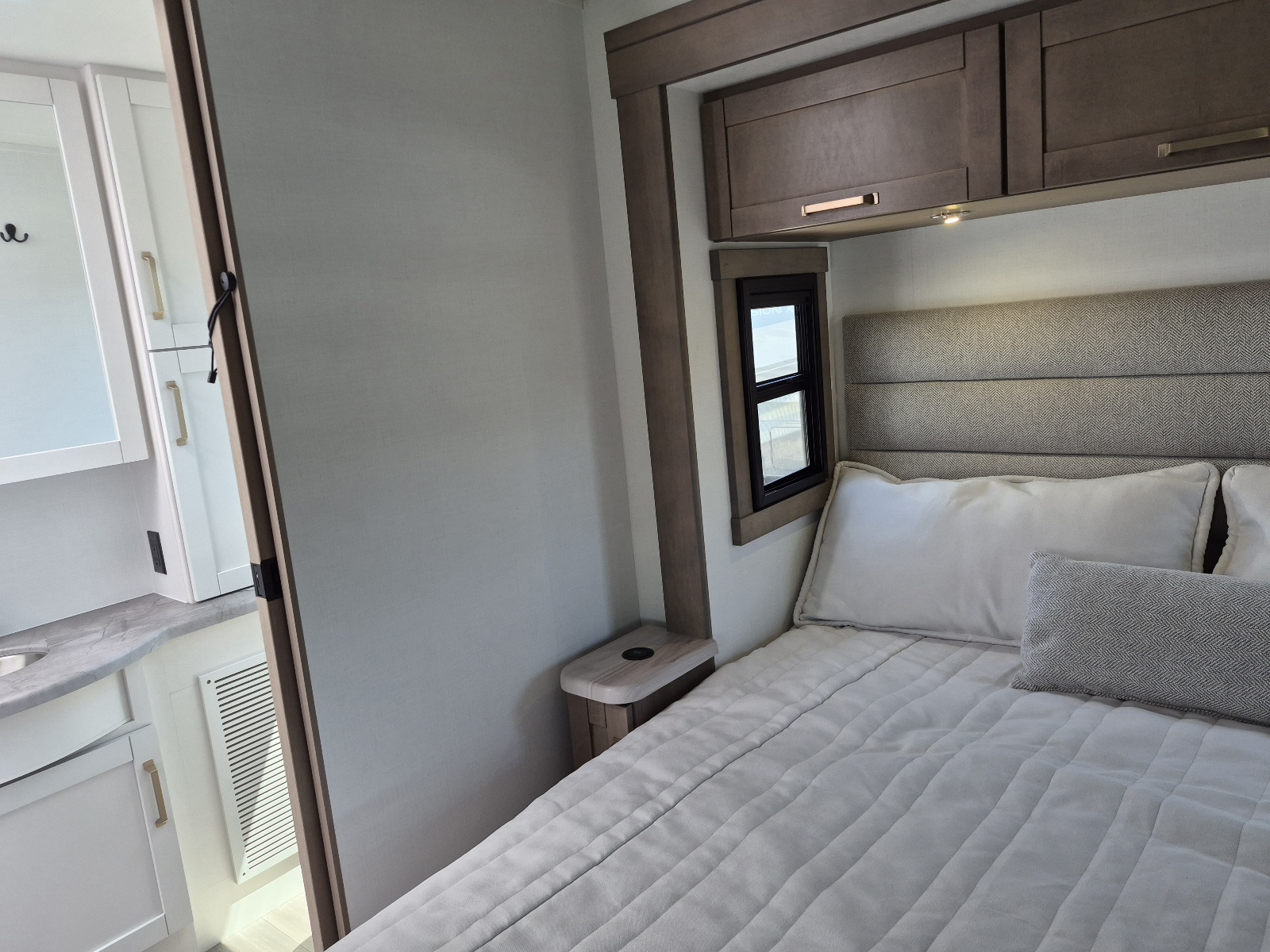 2027 Entegra Coach Vision XL 36C - Image 17