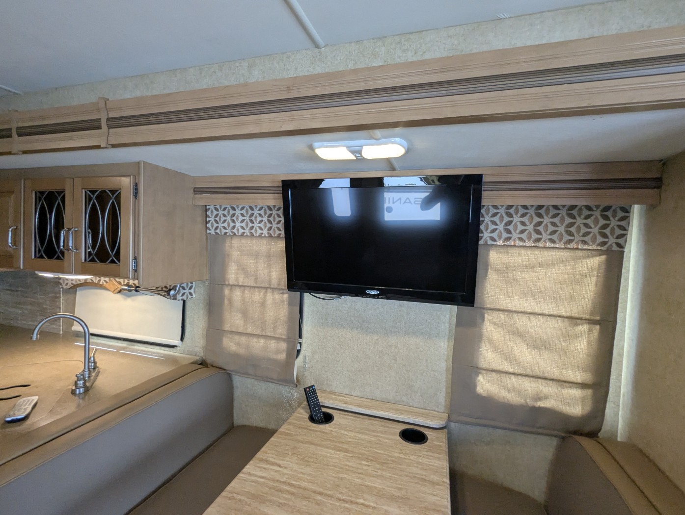 2016 Thor Motor Coach Hurricane 34J - Image 15