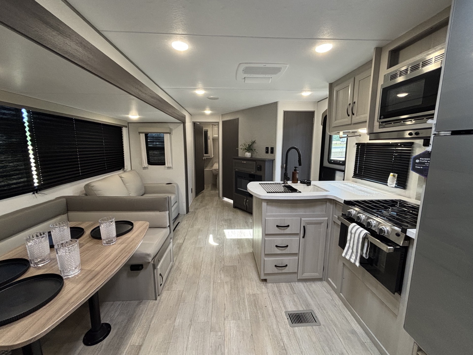 2027 Coachmen Catalina Legacy Edition 293TQBSCK - Image 13
