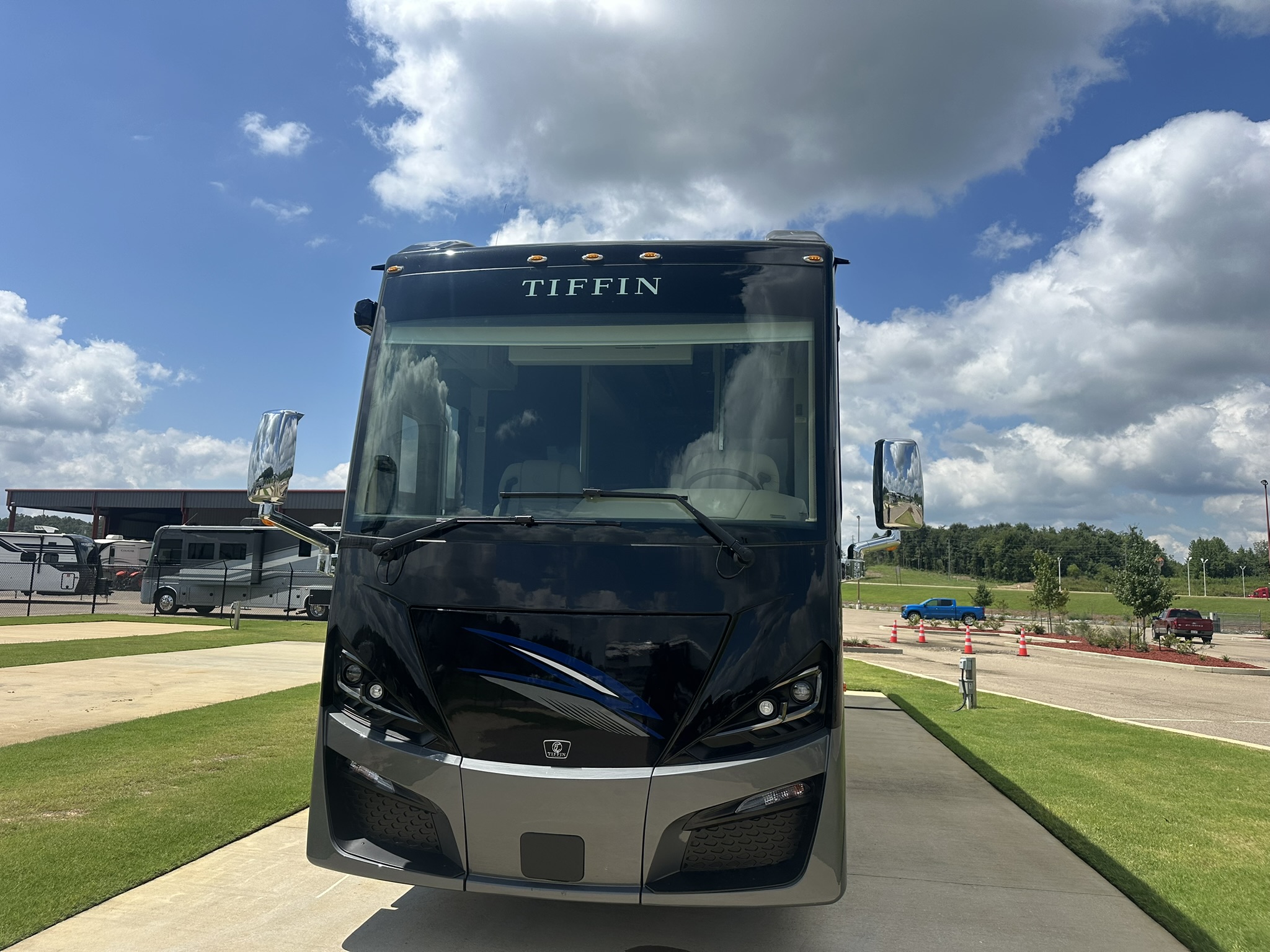 2026 TIFFIN PHAETON 40 IH - Image 2