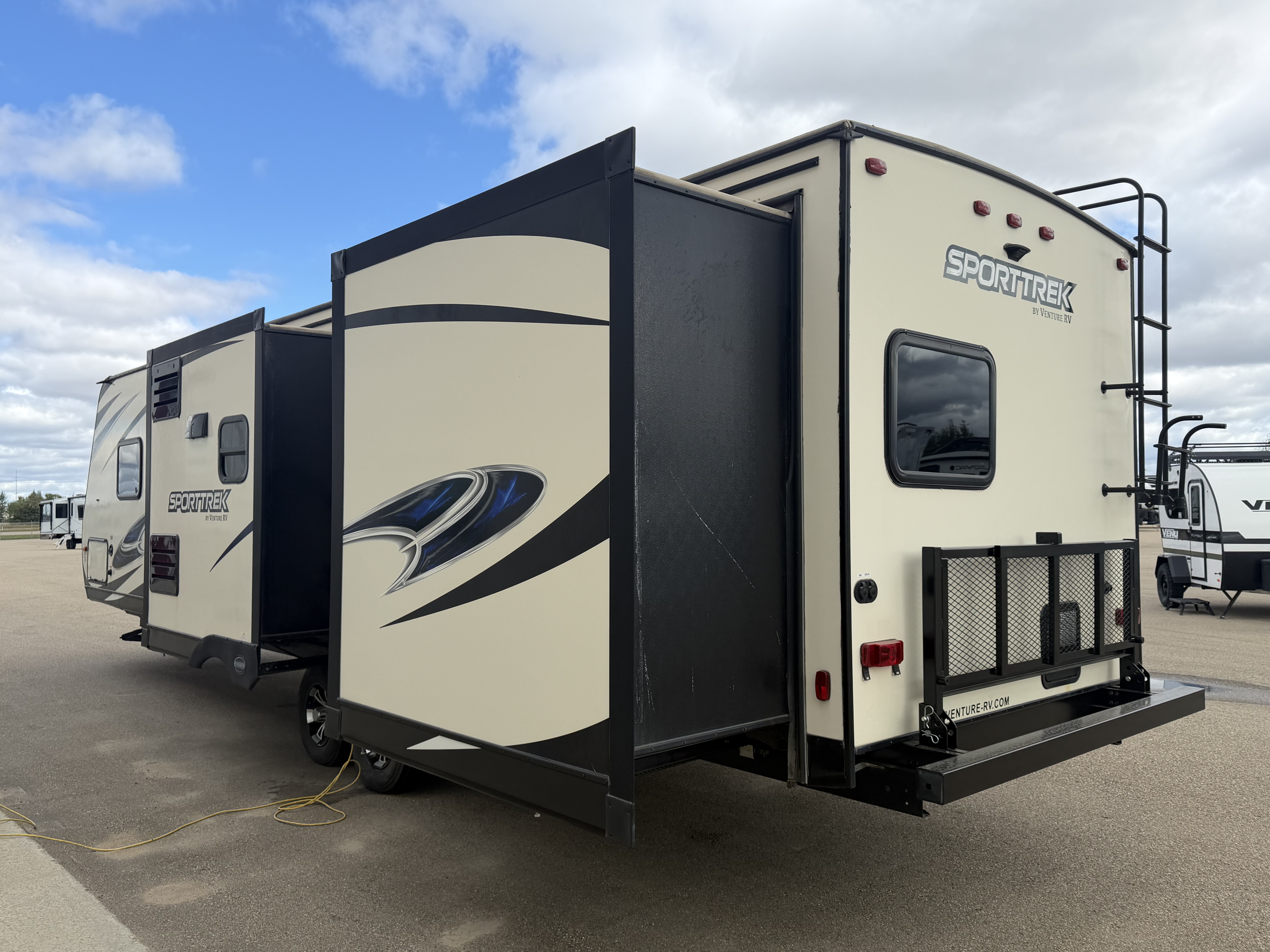 2018 VENTURE RV SPORT TREK 327 VIK - Image 7