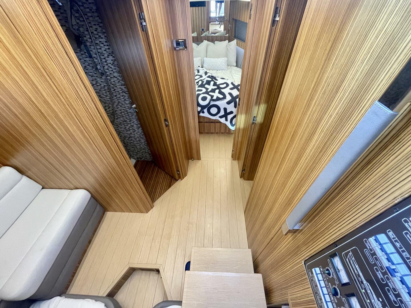 2017 Chris-Craft Commander 42 - Image 21