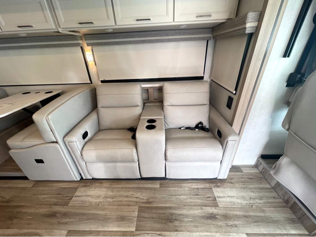 2027 THOR MOTOR COACH HURRICANE 35A - Image 16