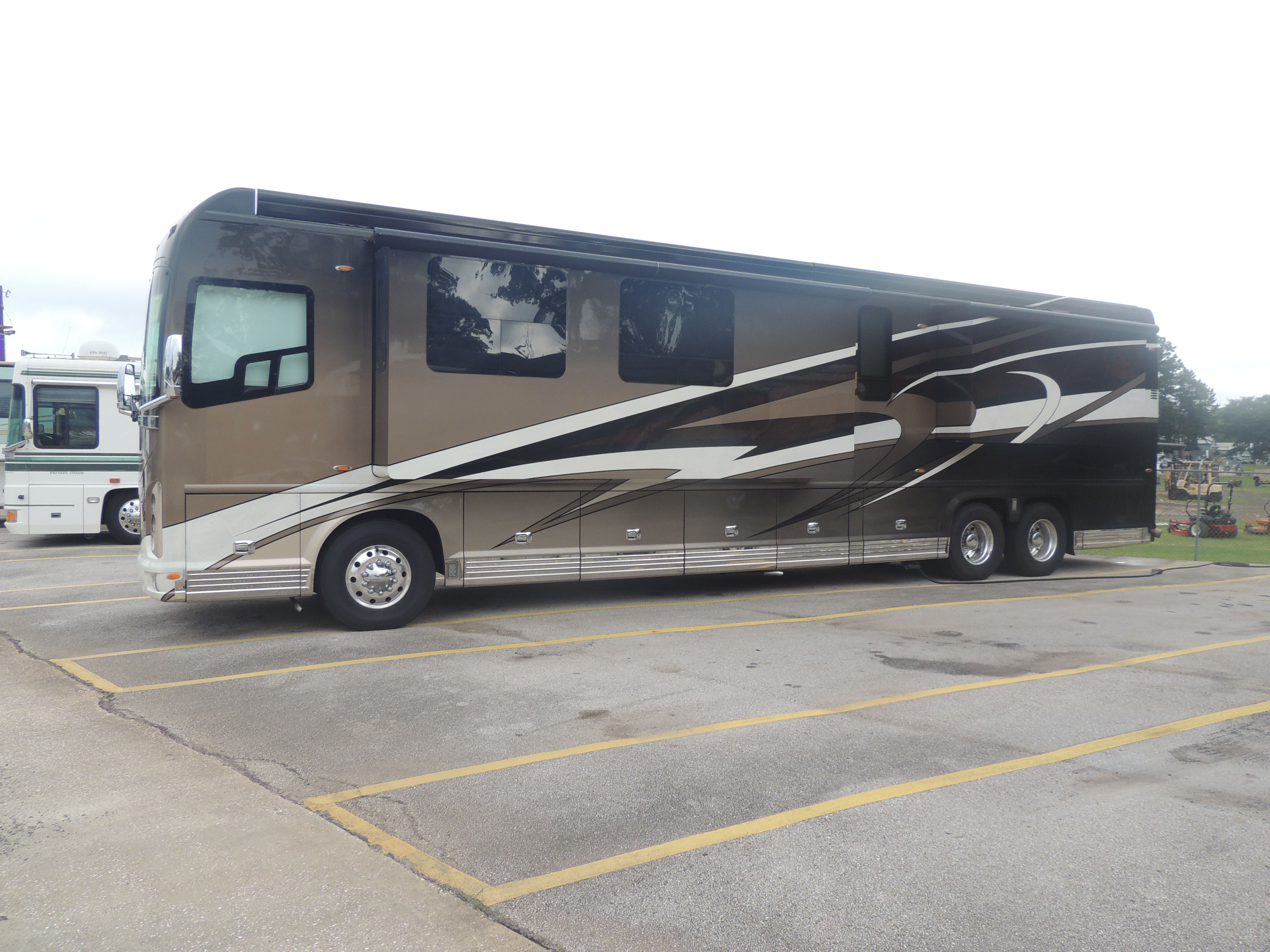 2012 Foretravel IH 45 - exterior 4