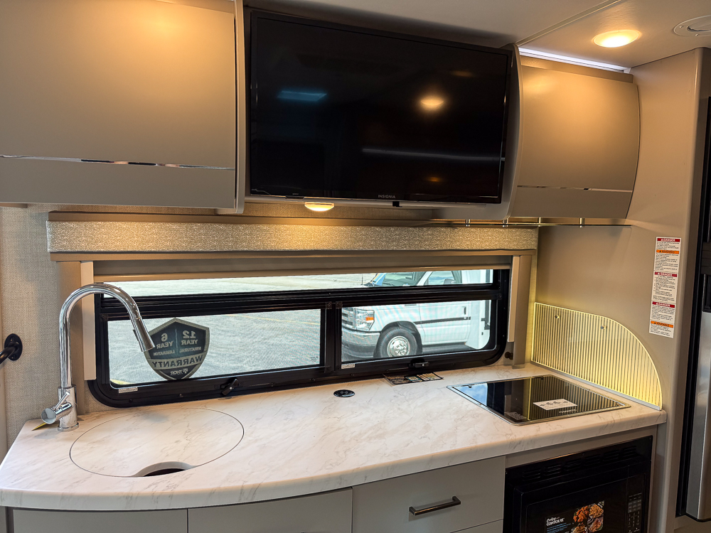 2025 THOR MOTORCOACH 24FB - Image 37