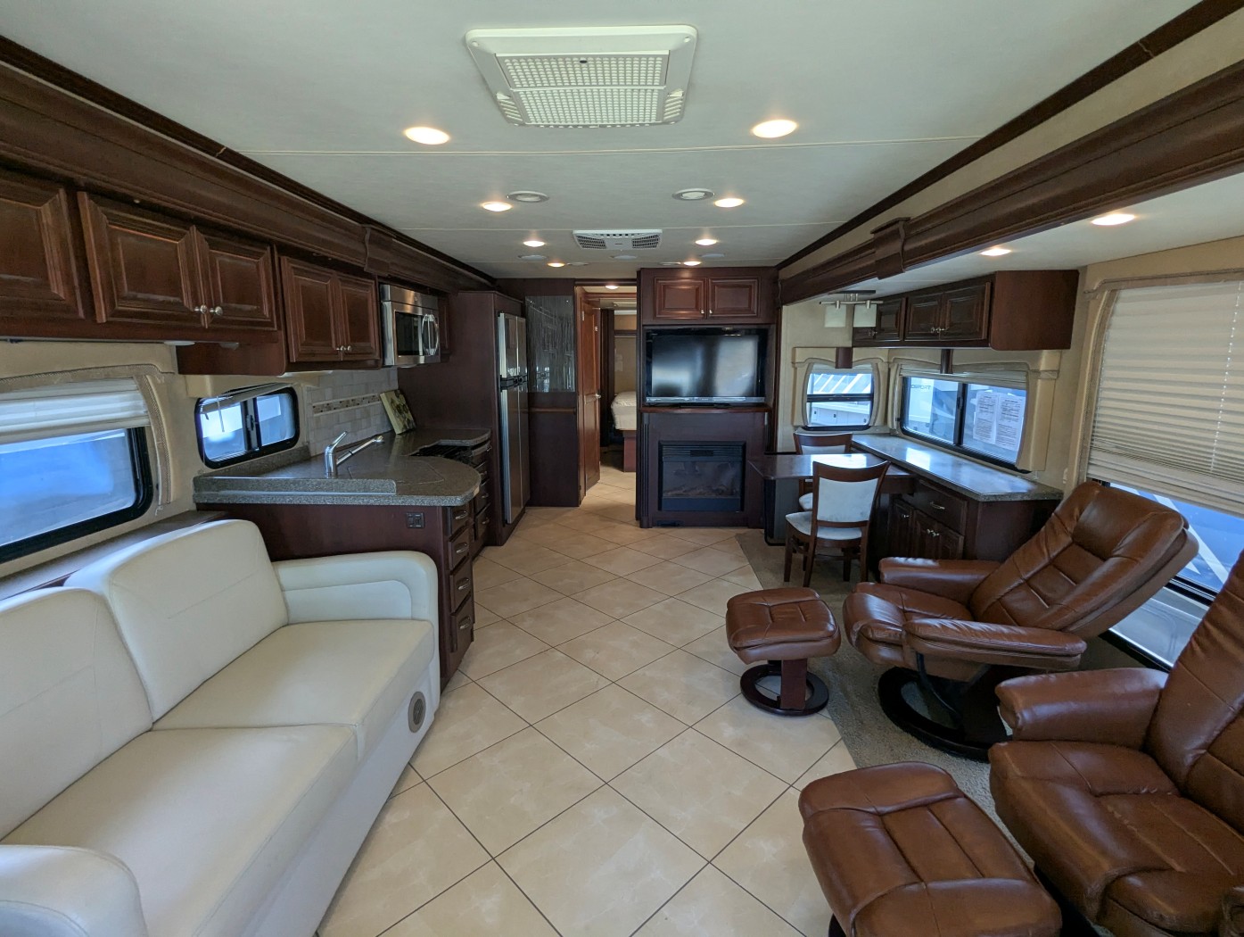 2011 DAMON ASTORIA 40KT - Image 12