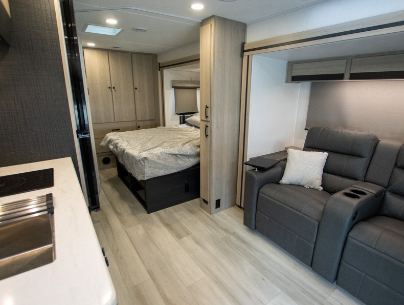 2025 Forest River Sunseeker 2400BDS - Image 4