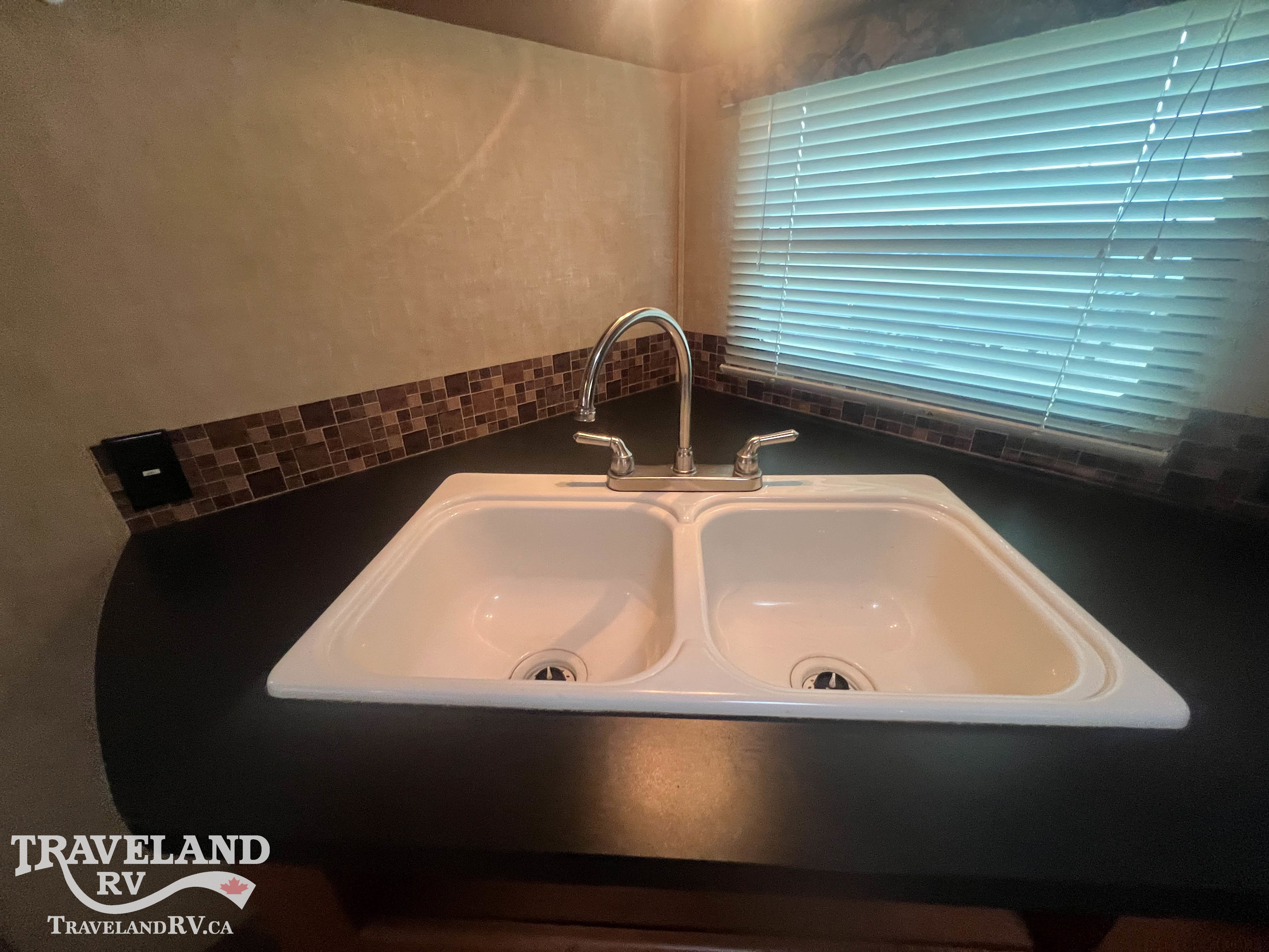 2013 COACHMEN SHASTA REVERE 27RLSS - Image 16