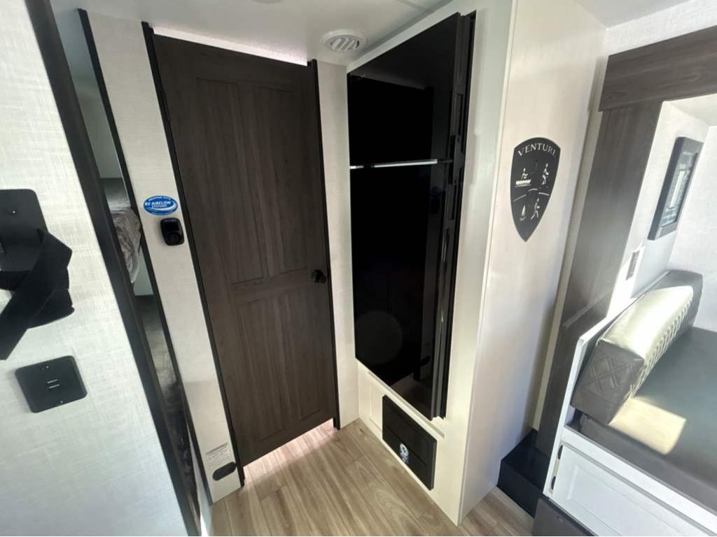 2026 VENTURE RV SPORTTREK STINGER 222VUD - Image 30