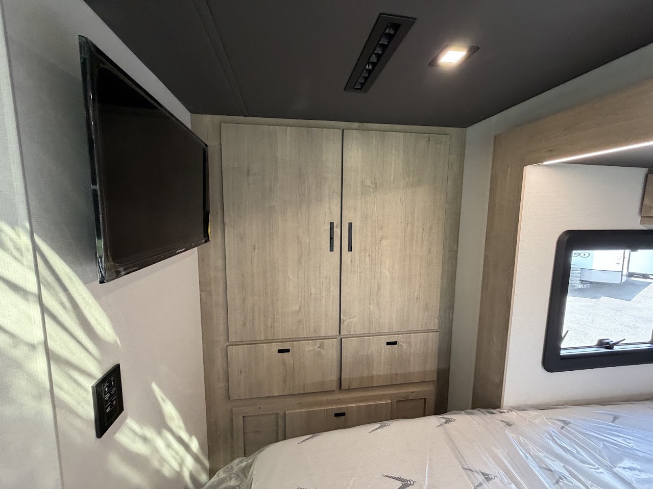 2027 Grand Design Lineage Series M 25FW - Image 22