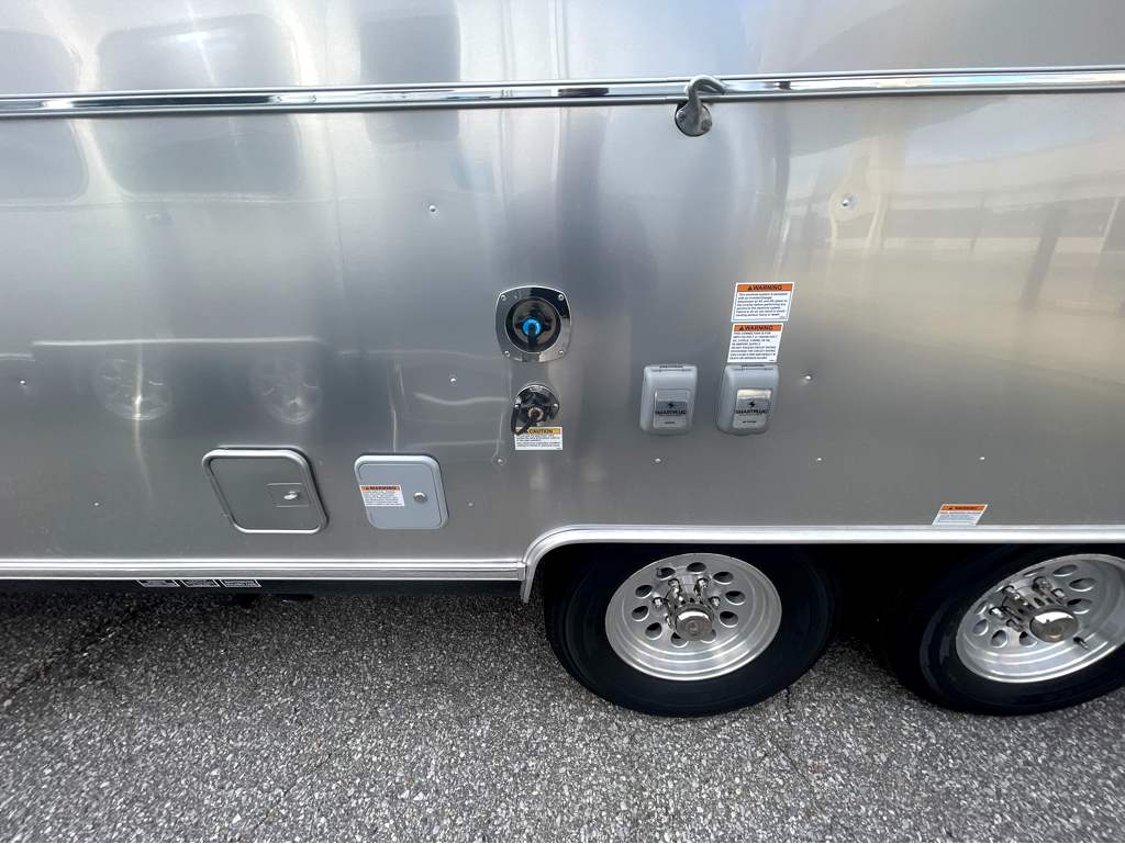 2026 AIRSTREAM GLOBETROTTER 27FBT - Image 12